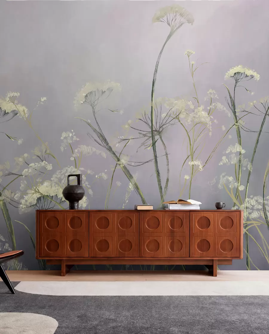 wall murals Бело дивље цвеће у магловитом пољу са меком, замућеном сивом позадином w00903