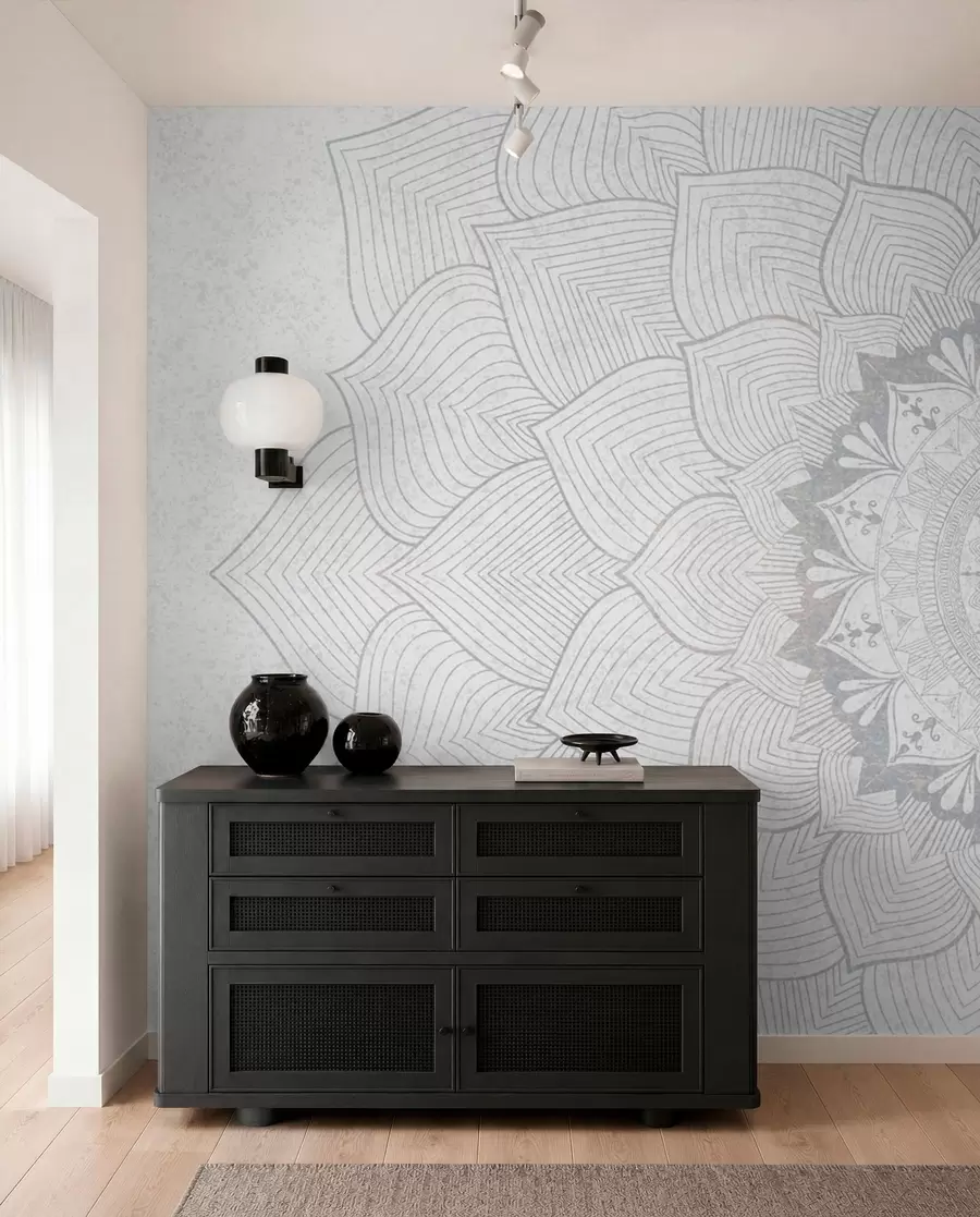 wall murals Округла мандала, тапета за јога простор или за хармонизацију личног простора. Зидна мандала у сивим нијансама на текстурираној хетерогеној позадини w01088v2