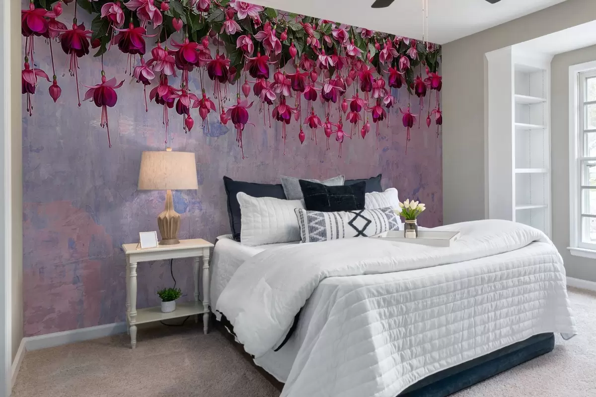 wall murals Велики цветови фуксије виси одозго на позадини ретро зида са имитацијом огреботина w02132