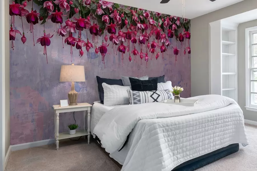 wall murals Велики цветови фуксије виси одозго на позадини ретро зида са имитацијом огреботина w02132