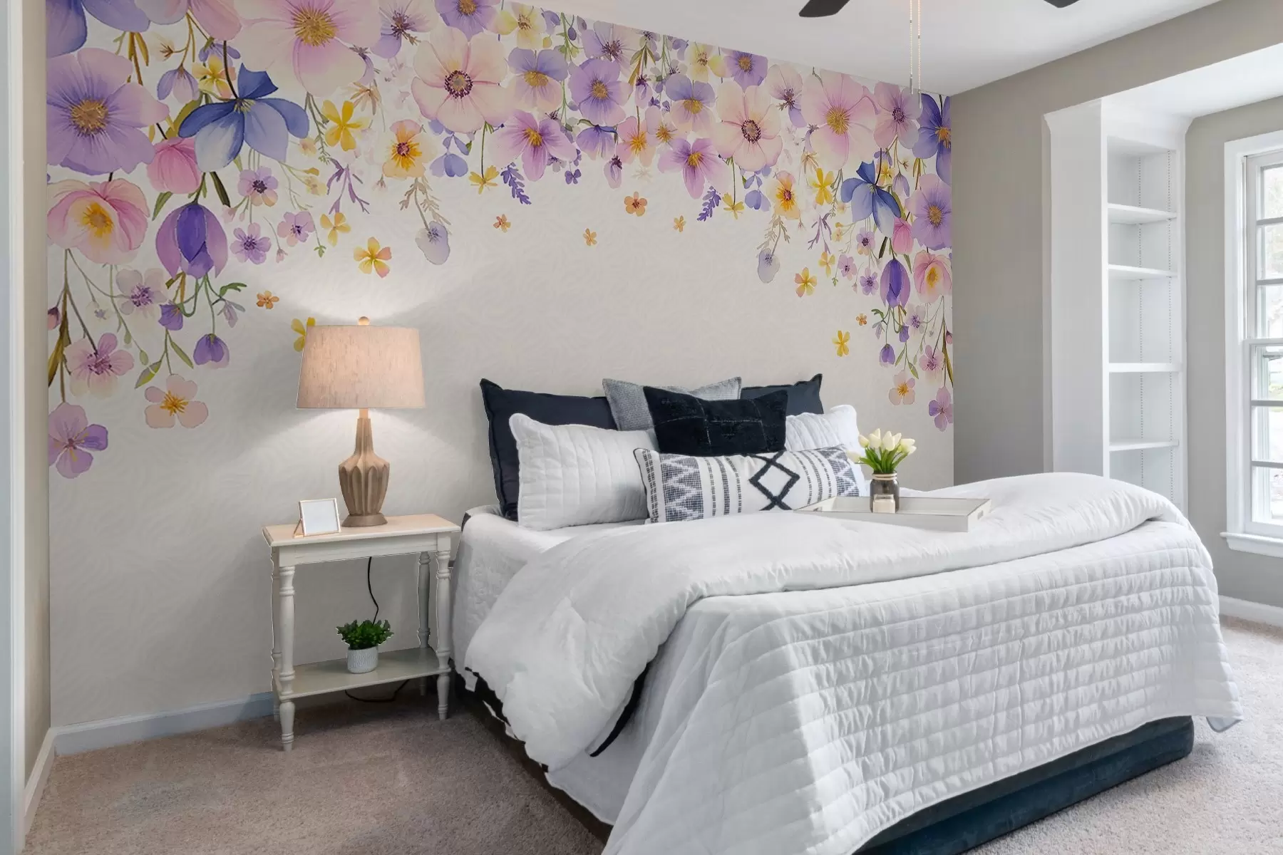 wall murals Деликатни цветни аранжман са акварел цветовима у нежним пастелним нијансама розе, љубичасте и жуте. Цвеће се нежно спушта одозго, остављајући светлу позадину са узорком испод. w02345