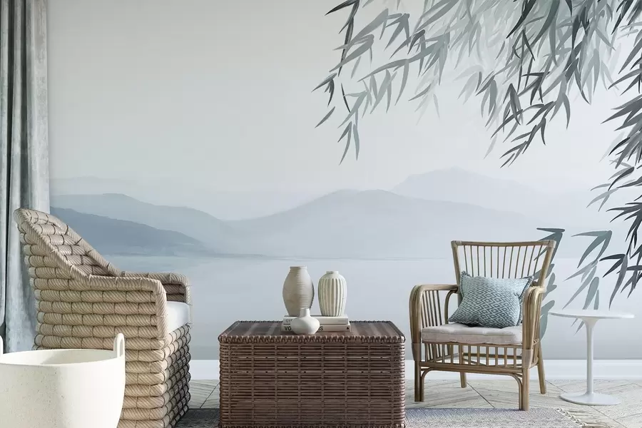wall murals Бамбусово лишће виси изнад језера са планинама у позадини, нежни плави и бели тонови, стил сликања тушем w09048