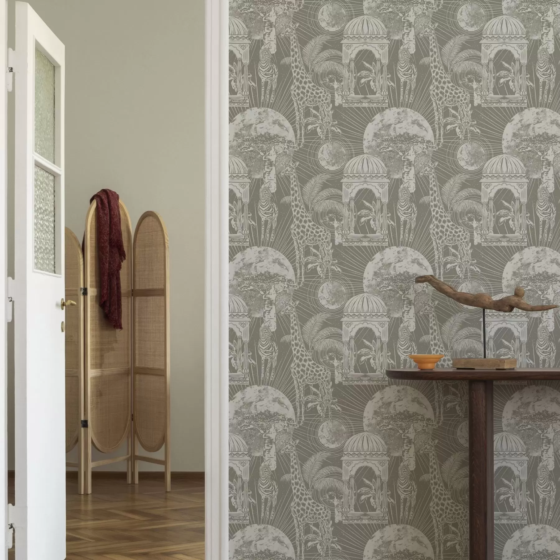 wall murals Жирафа и зебра на позадини архитектуре и тропског дрвећа a00276