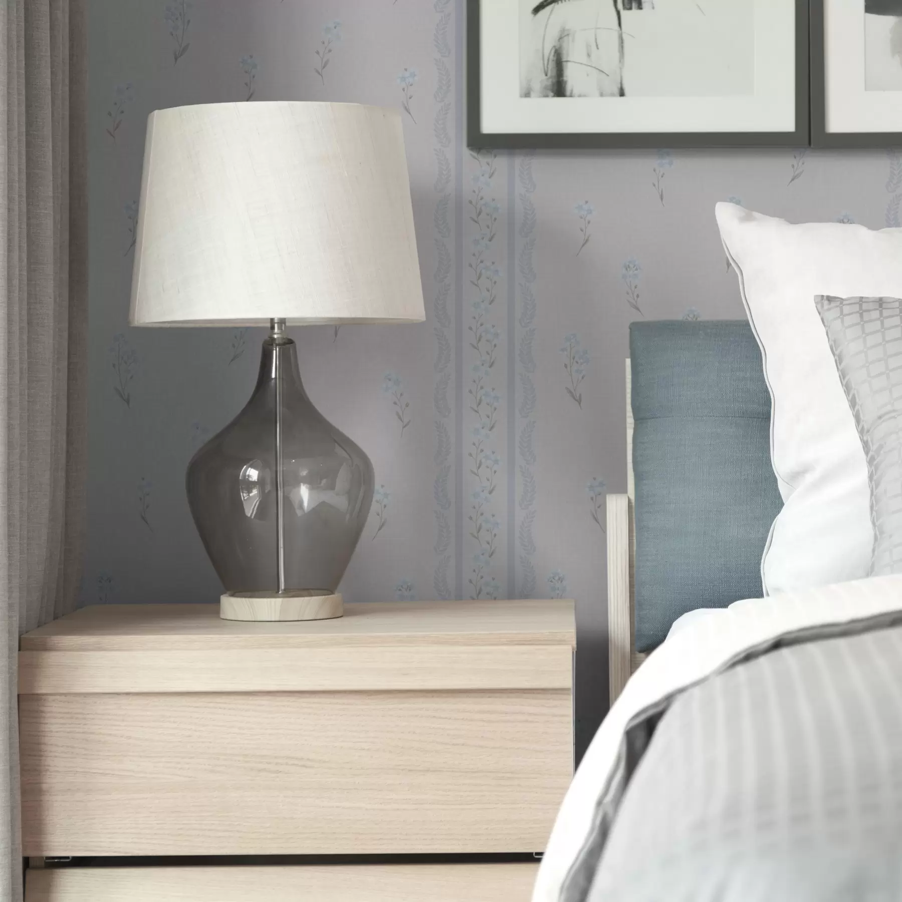 wall murals Бела позадина са плавим цвећем и декоративном пругом a00484v1