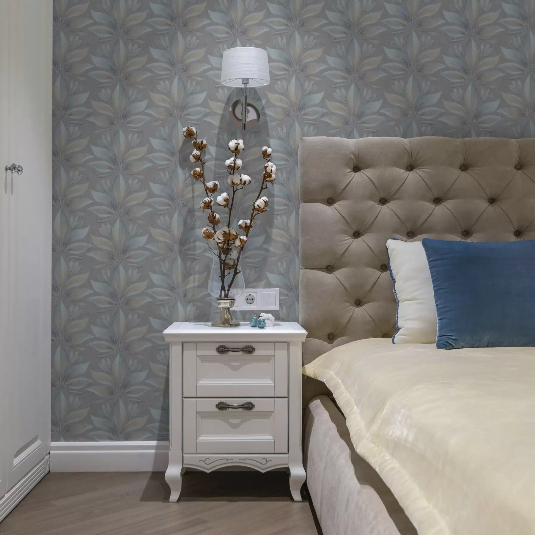 wall murals Велики стилизовани листови у плаво-песковитој палети на сивој a00601