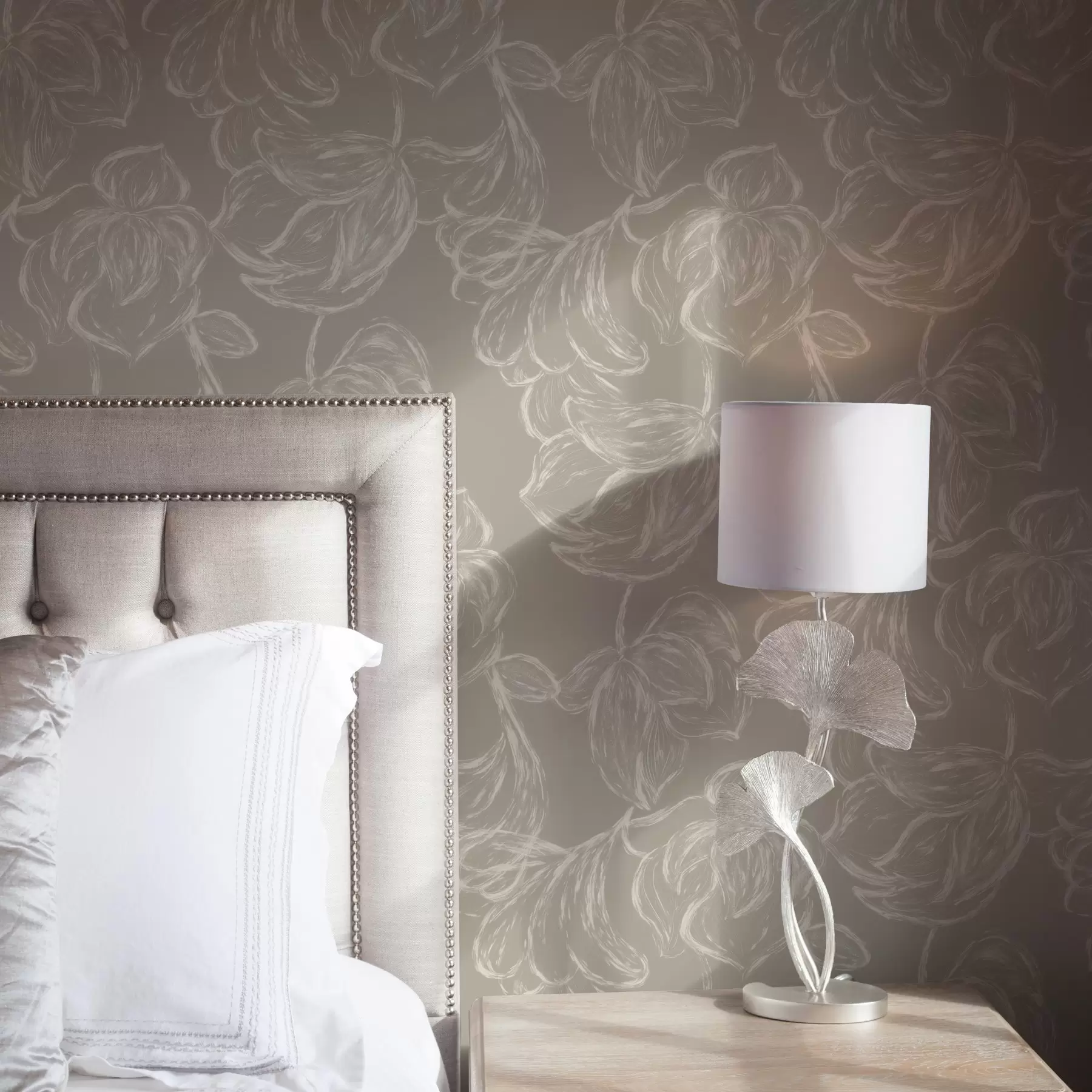 wall murals Кремасто обрисно цвеће на топлој тауп позадини a00625v2