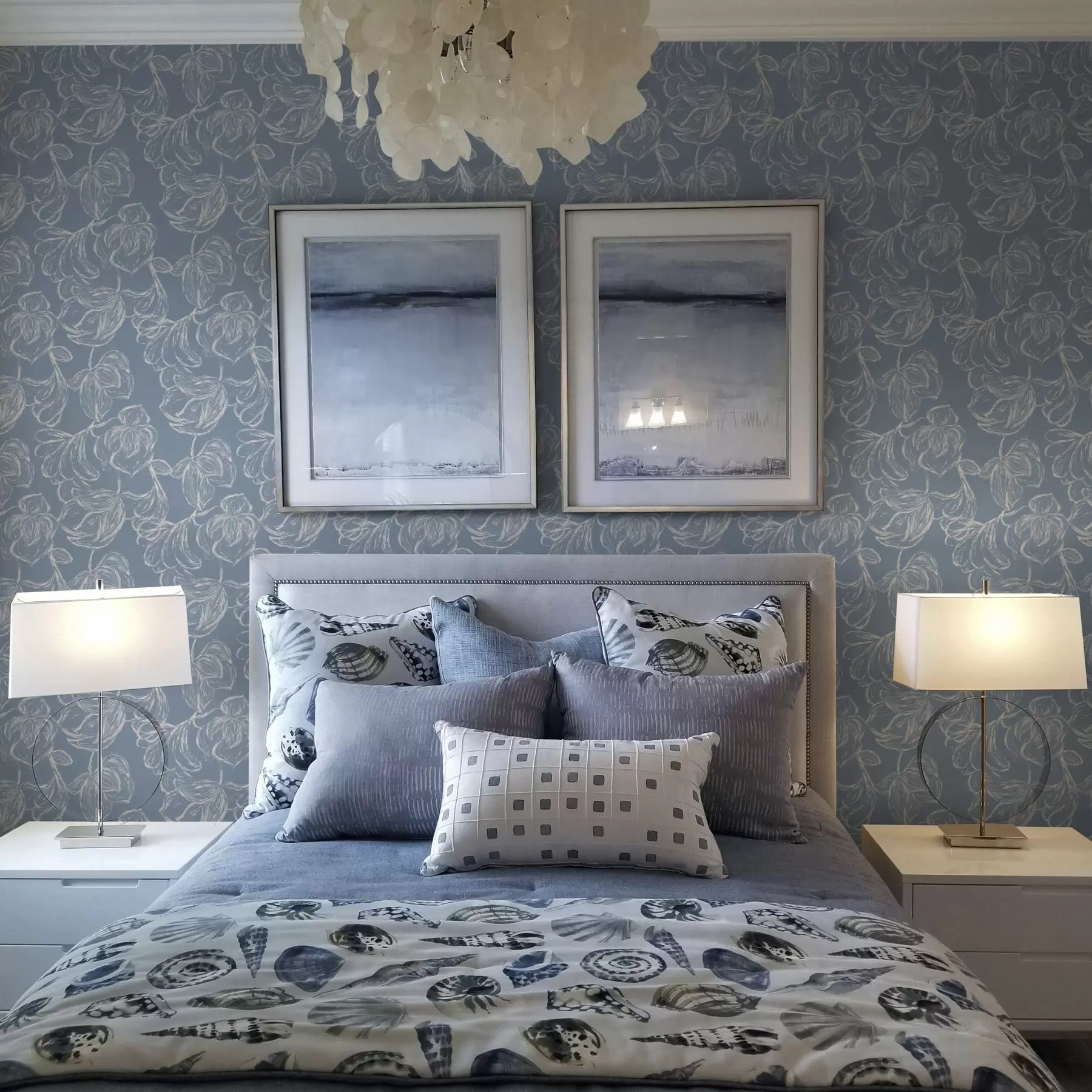 wall murals Светлоплава позадина са кредастим обрисима цвећа a00625v3