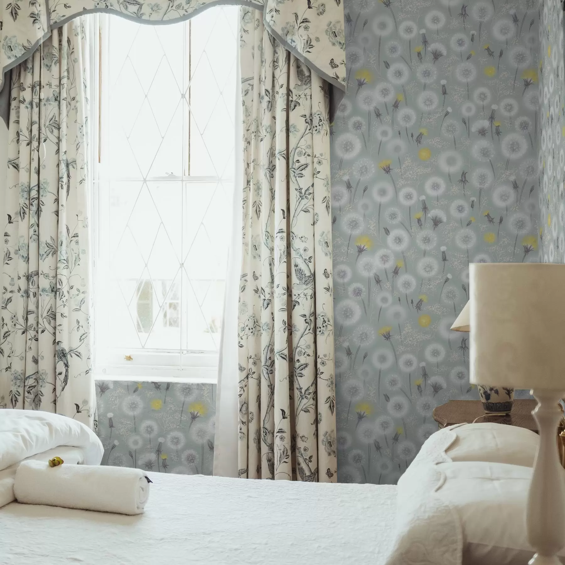 wall murals Пахуљасти маслачци и семе на позадини од менте a00790