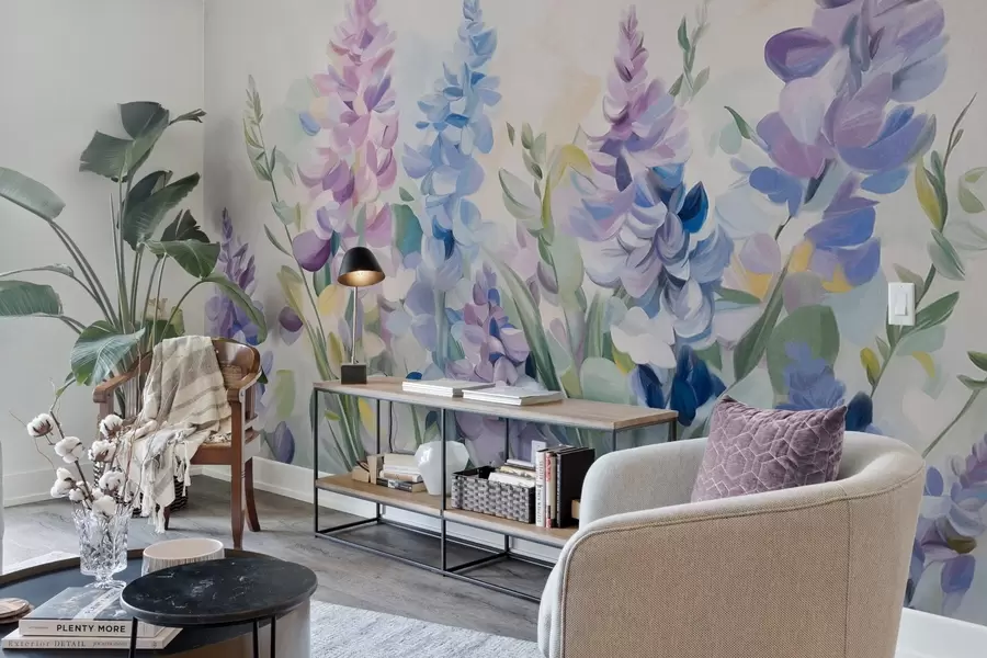 wall murals Љубичасто и плаво текстурирано цвеће са плавим листовима, светла позадина, меки потези четкице, живе боје w09482