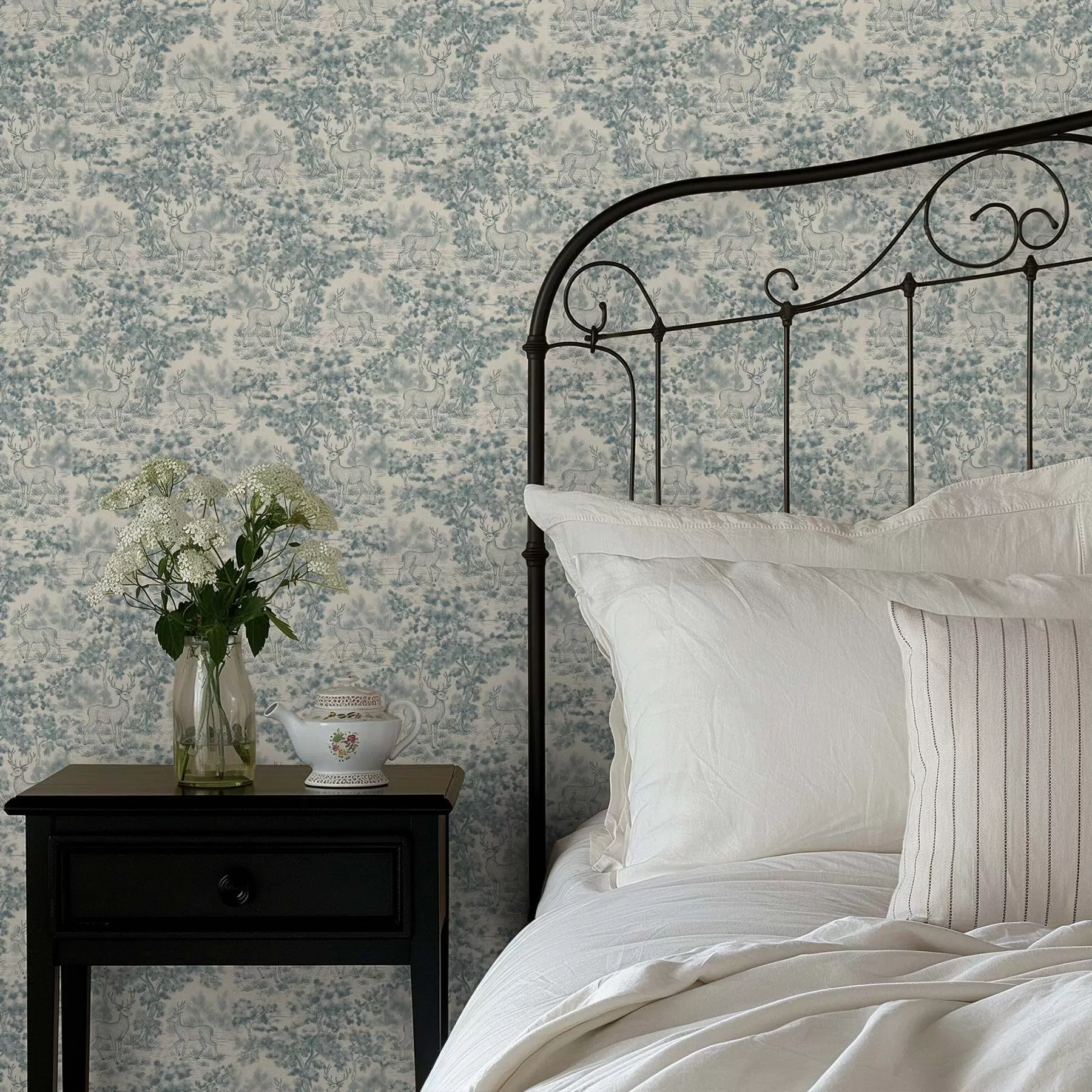 Тапете на зиду Монохроматска сцена јелена у шуми a00748у Црној Гори – Uwalls wall murals Монохроматска сцена јелена у шуми a00748