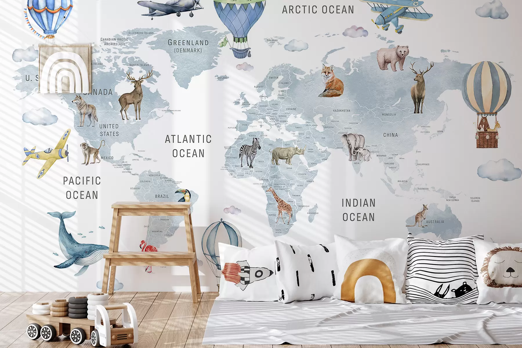wall murals Мапа у акварелном стилу за децу са животињама и балонима на врући ваздух. Енглески језик. Плава боја. c00001env1