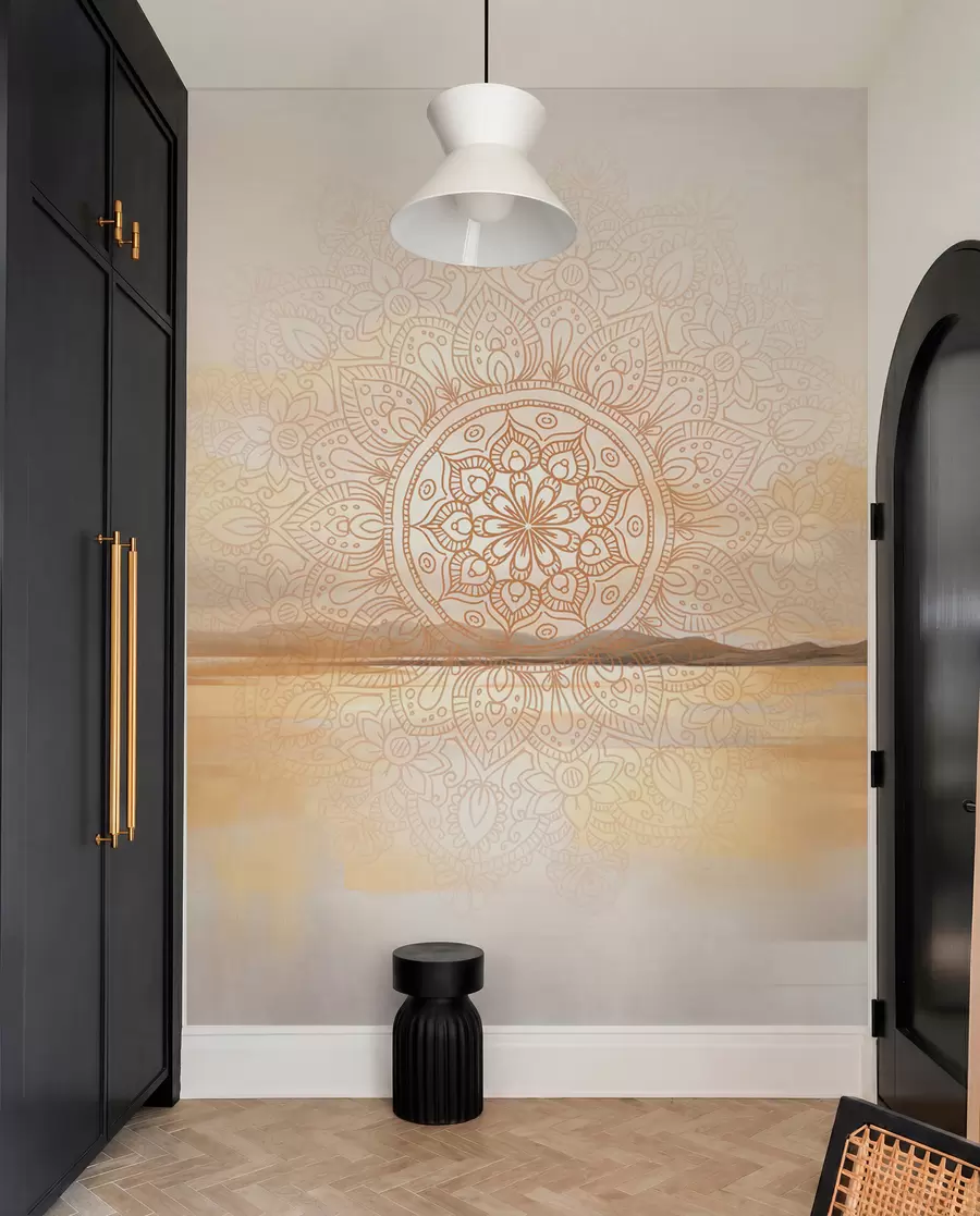 wall murals Текстурирани симетрични дизајн мандале који прекрива пејзаж са морем, брдима и небом, меке пастелне боје w09491