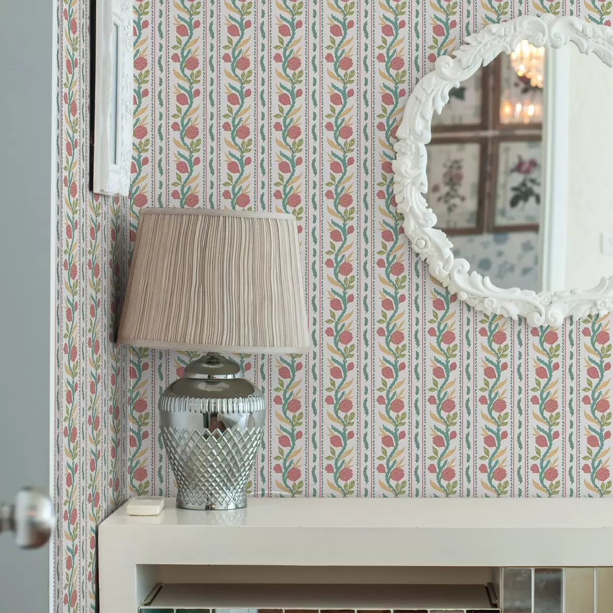 Позадина Вертикалне пруге са коралним цветовима и тиркизним листовима a00816