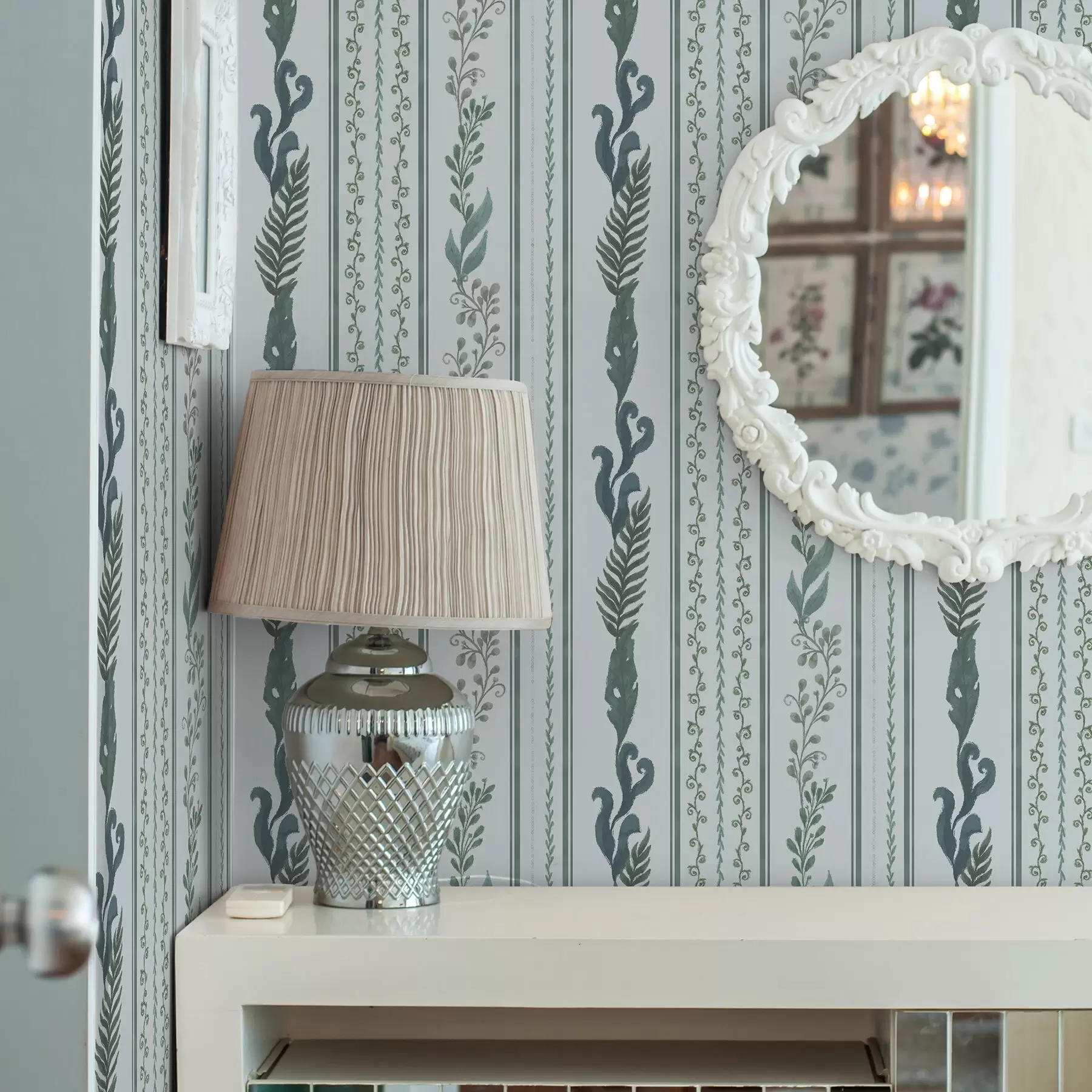 wall murals Пруге са гранама и коврџама на хладној светлоплавој боји a00823v1