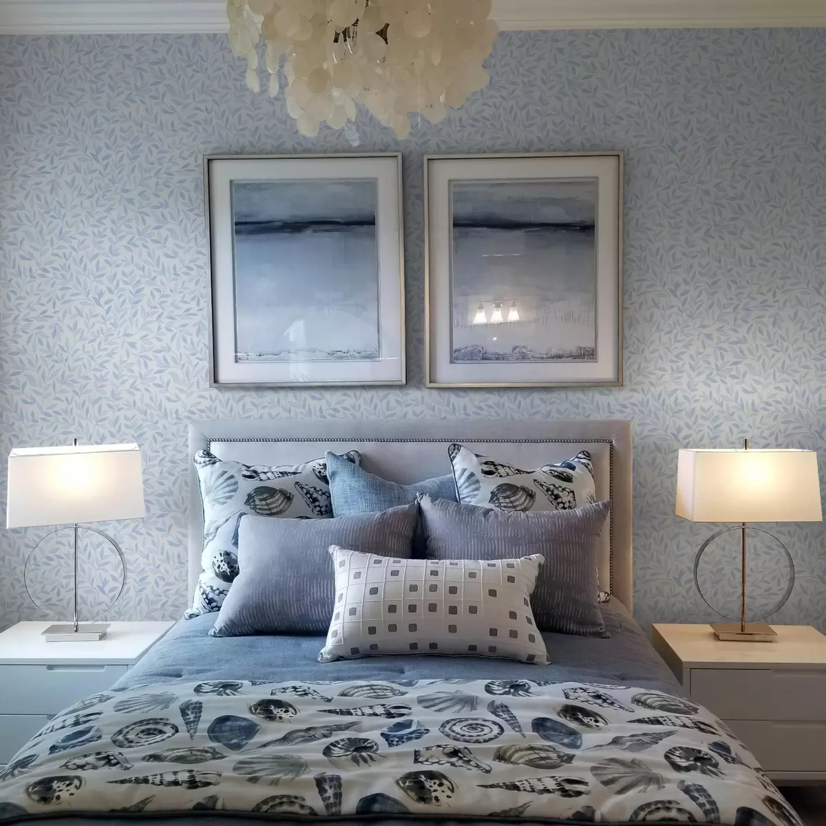 Позадина Плаве гранчице са листовима на светлоплавој боји a00842