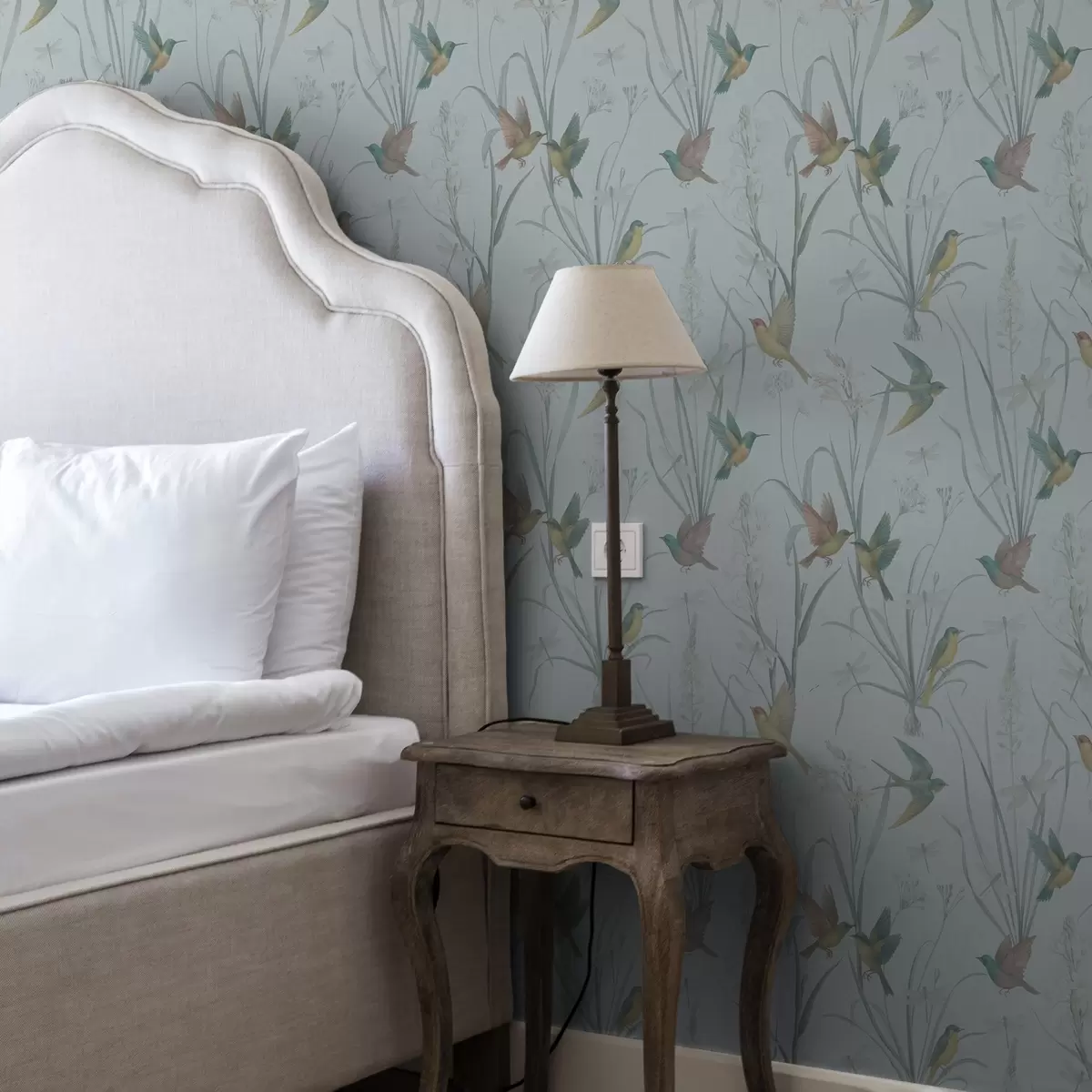 Позадина Птице међу ливадским травама на сивоплавом тлу a00776