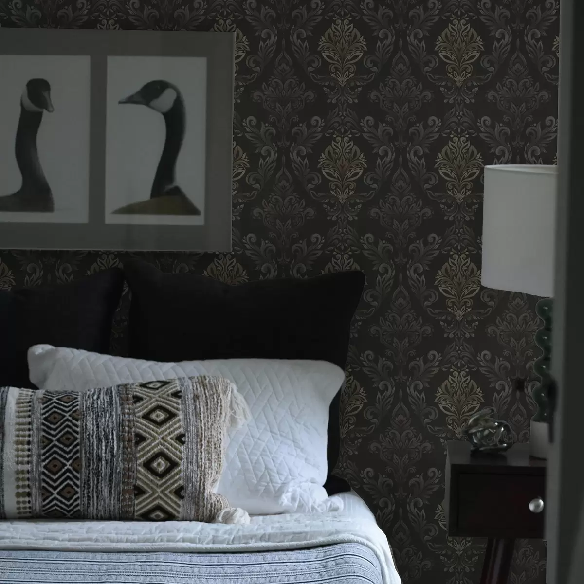 Позадина Дамаск на тамној графитној подлози, маслинасто-окер акценти a00828v5