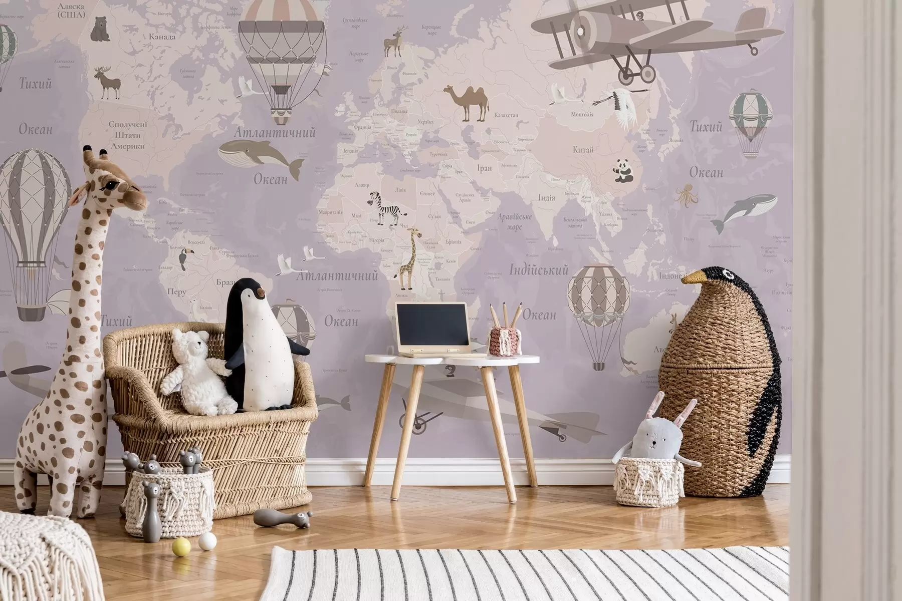 wall murals Мапа света за децу са животињама, авионима и балонима на врући ваздух. Украјински језик. Љубичаста боја. c00003ukv4