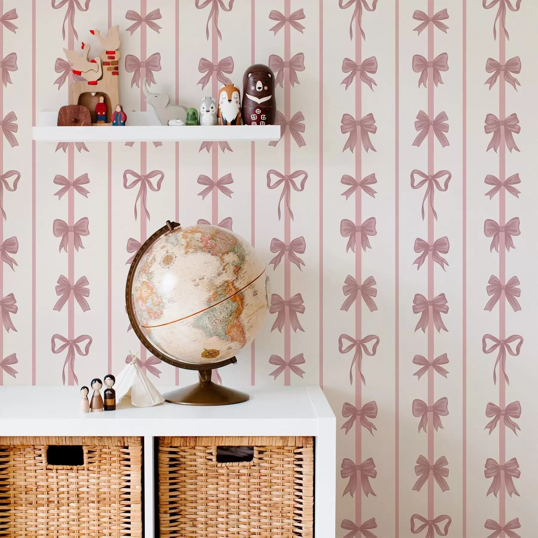 wall murals Ружичасте машне у вертикалним пругама на светлој позадини a01075